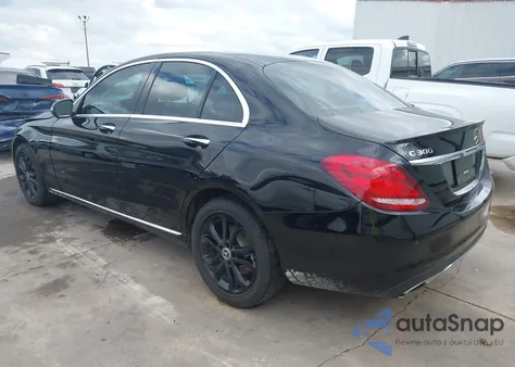 2017 Mercedes-Benz C 300 4Matic z USA, uszkodzony, nr VIN 55SWF4KB9HU229898